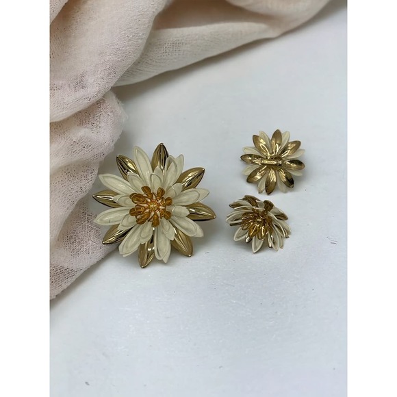Sarah Coventry Jewelry - Vintage Sarah Coventry Water Lily Set 1966 Brooch (pin) and Clip On Earrings